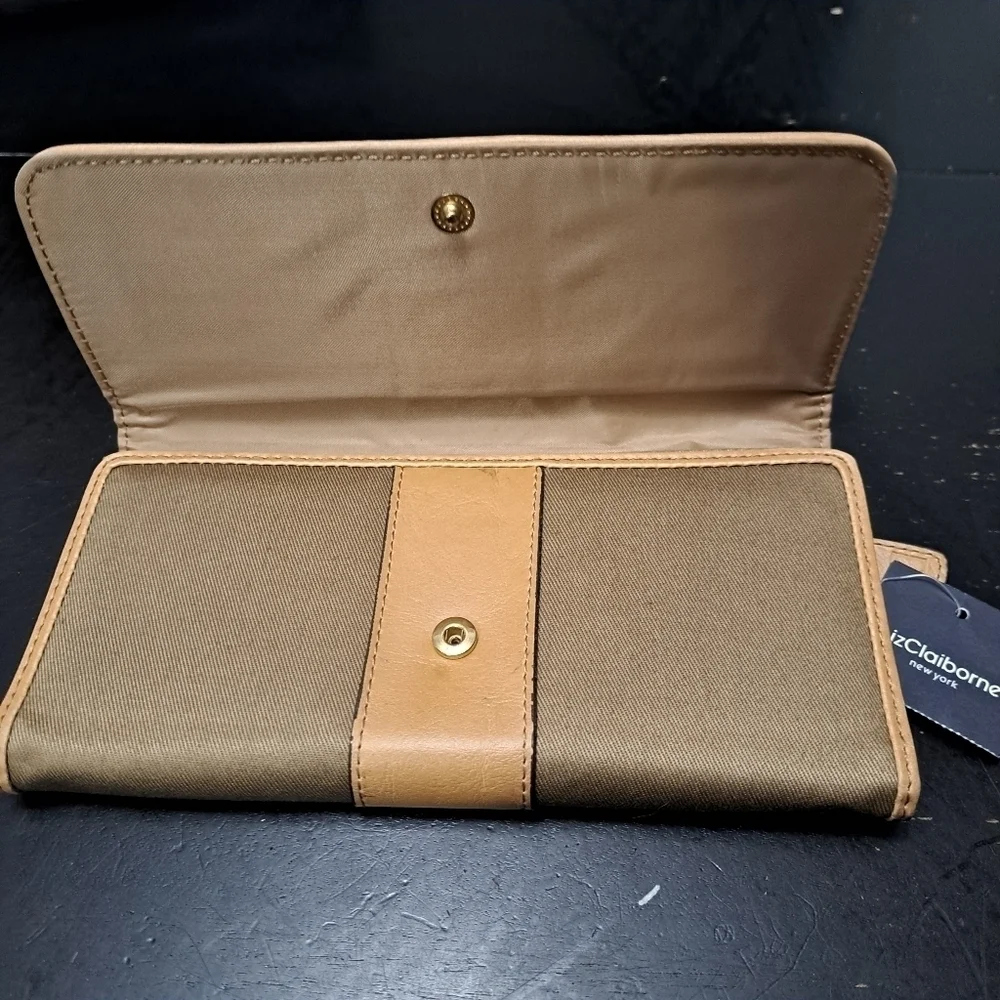 Vintage NWT Liz ClaiborneTri Fold Wallet